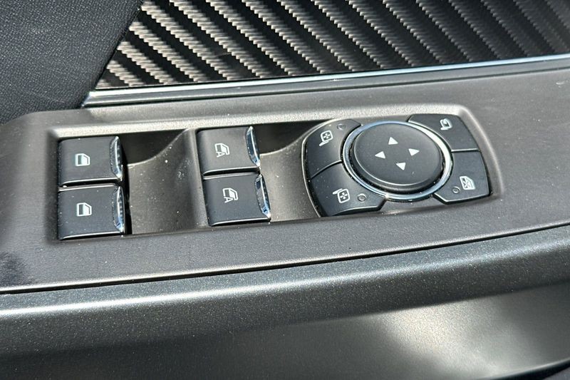 Ford F-150 Vehicle Full-screen Gallery Image 12