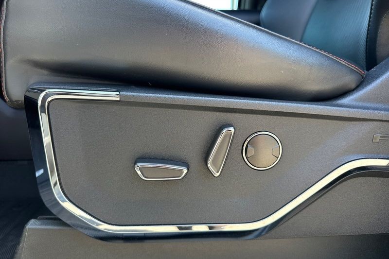 Ford F-150 Vehicle Full-screen Gallery Image 13