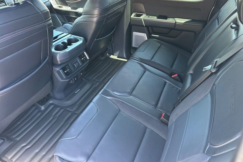 Ford F-150 Vehicle Full-screen Gallery Image 14