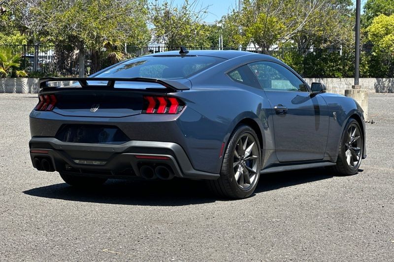 Ford Mustang Vehicle Full-screen Gallery Image 03