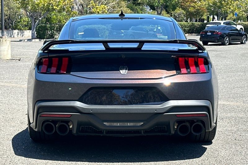Ford Mustang Vehicle Full-screen Gallery Image 04