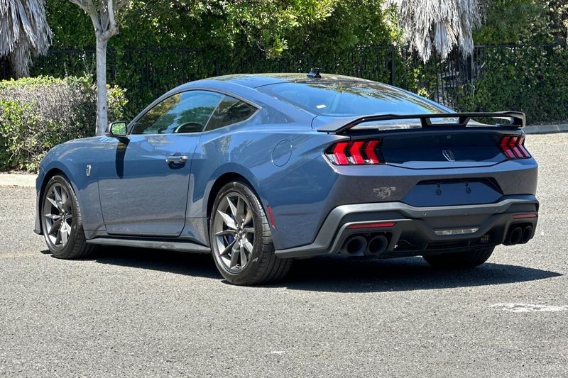 Ford Mustang Vehicle Full-screen Gallery Image 05