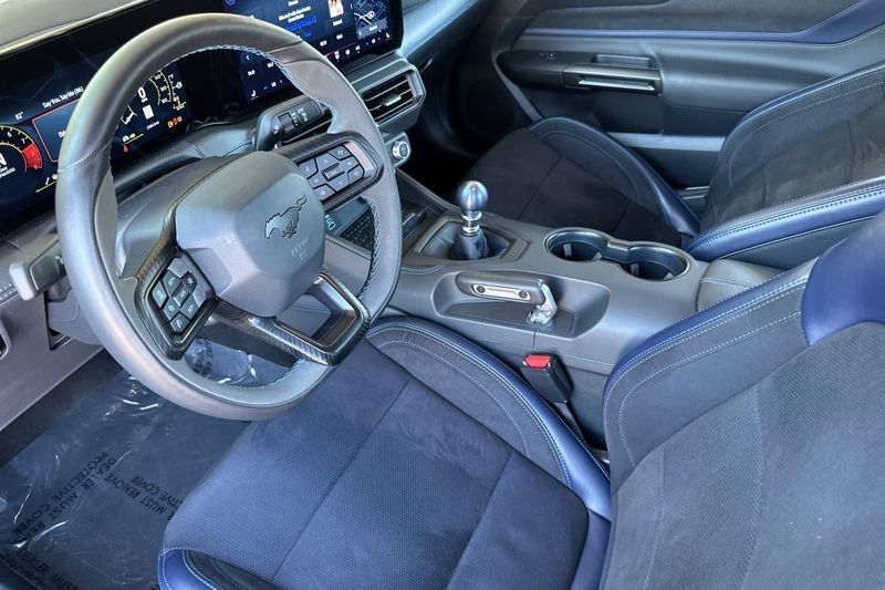 Ford Mustang Vehicle Full-screen Gallery Image 10