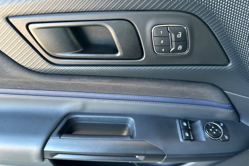 Ford Mustang Vehicle Full-screen Gallery Image 11
