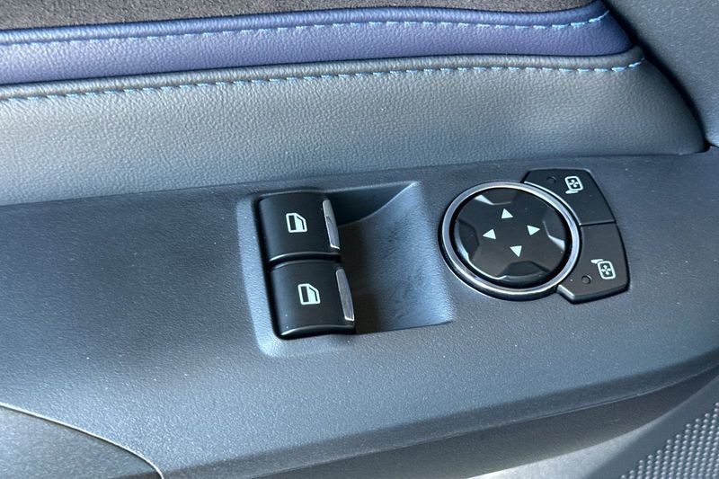 Ford Mustang Vehicle Full-screen Gallery Image 12