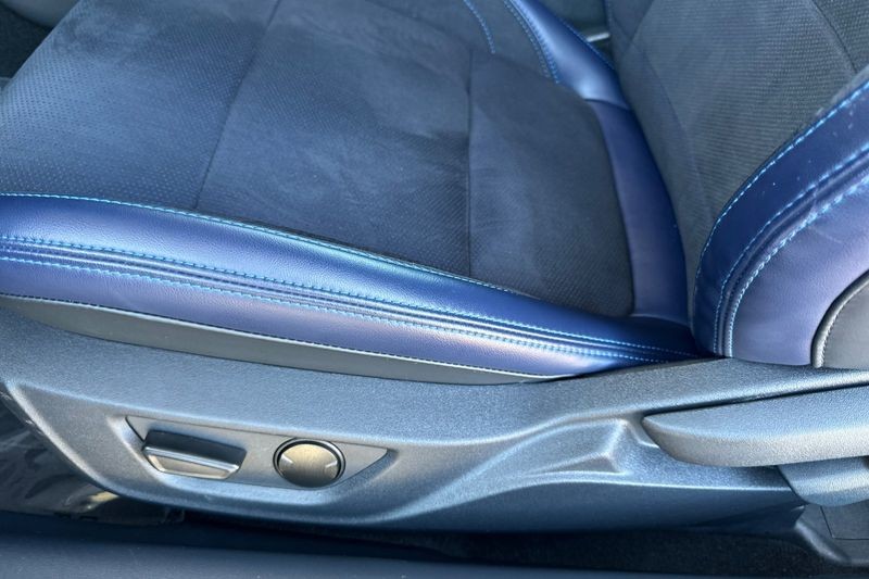 Ford Mustang Vehicle Full-screen Gallery Image 13