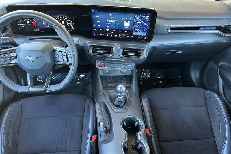 Ford Mustang Vehicle Full-screen Gallery Image 15