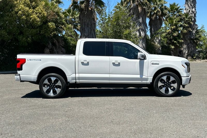 Ford F-150 Lightning Vehicle Full-screen Gallery Image 02