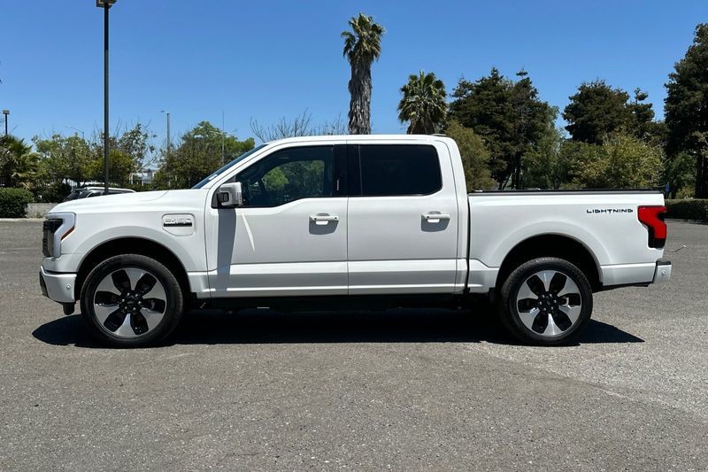 Ford F-150 Lightning Vehicle Full-screen Gallery Image 07