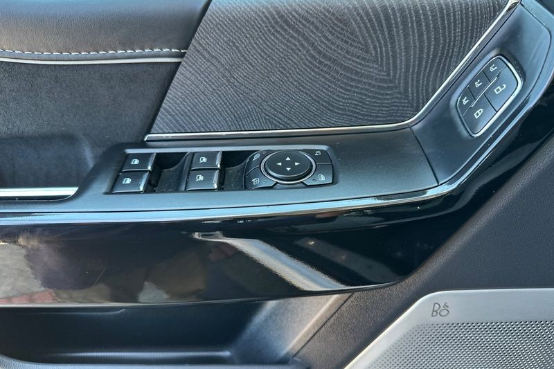 Ford F-150 Lightning Vehicle Full-screen Gallery Image 11