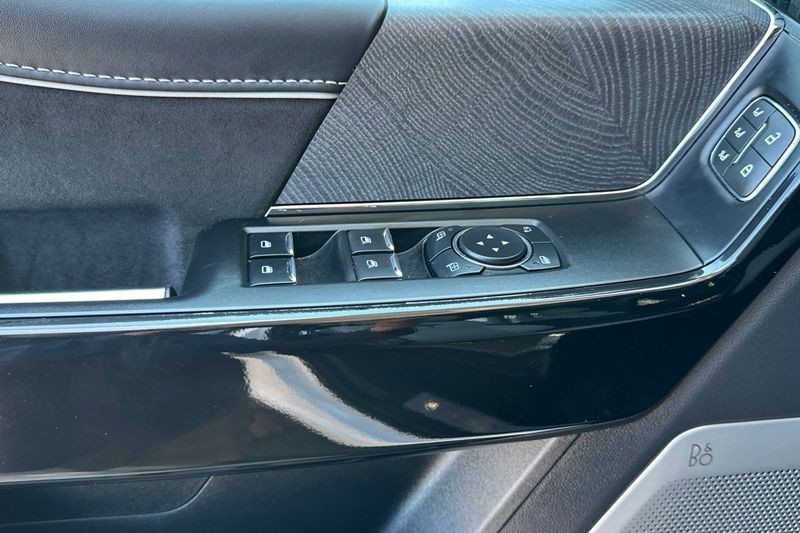 Ford F-150 Lightning Vehicle Full-screen Gallery Image 12