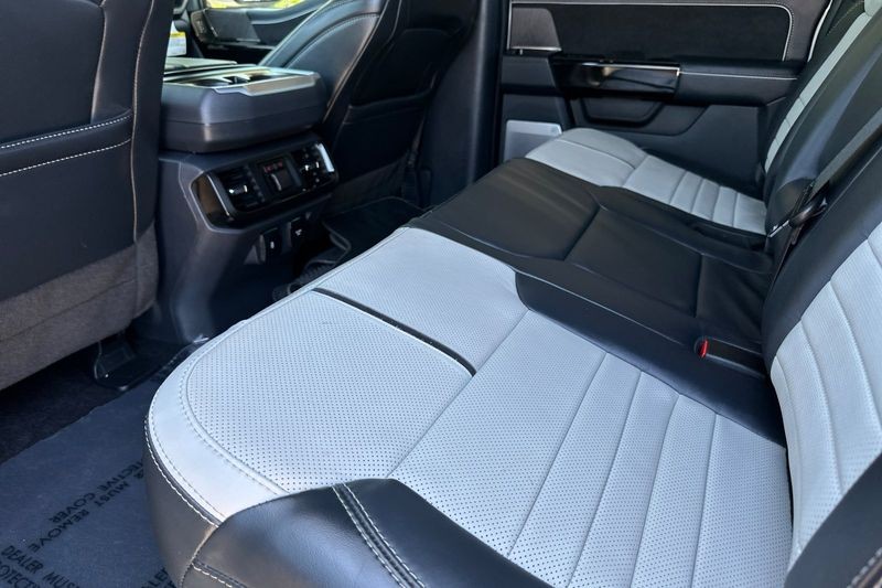 Ford F-150 Lightning Vehicle Full-screen Gallery Image 14