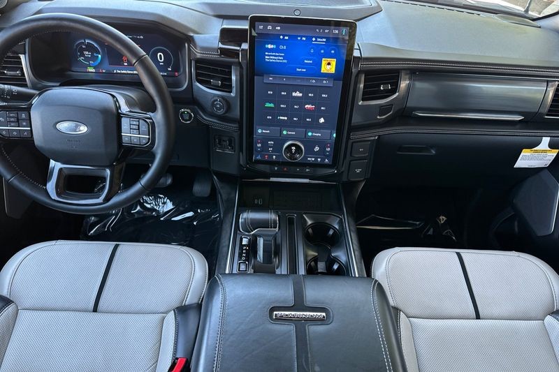 Ford F-150 Lightning Vehicle Full-screen Gallery Image 15
