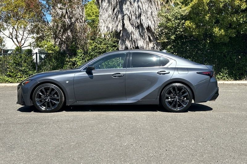 Lexus IS Vehicle Full-screen Gallery Image 07