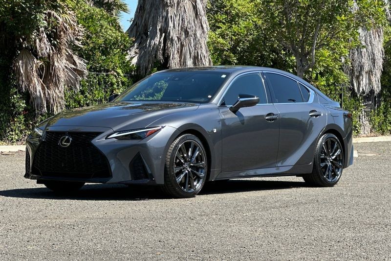 Lexus IS Vehicle Full-screen Gallery Image 08