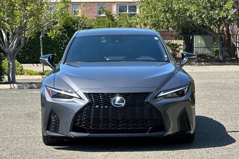 Lexus IS Vehicle Full-screen Gallery Image 09