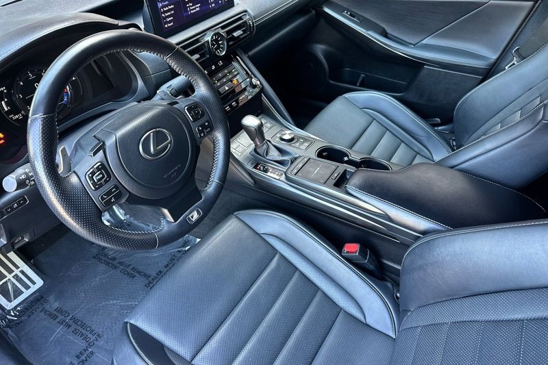 Lexus IS Vehicle Full-screen Gallery Image 10