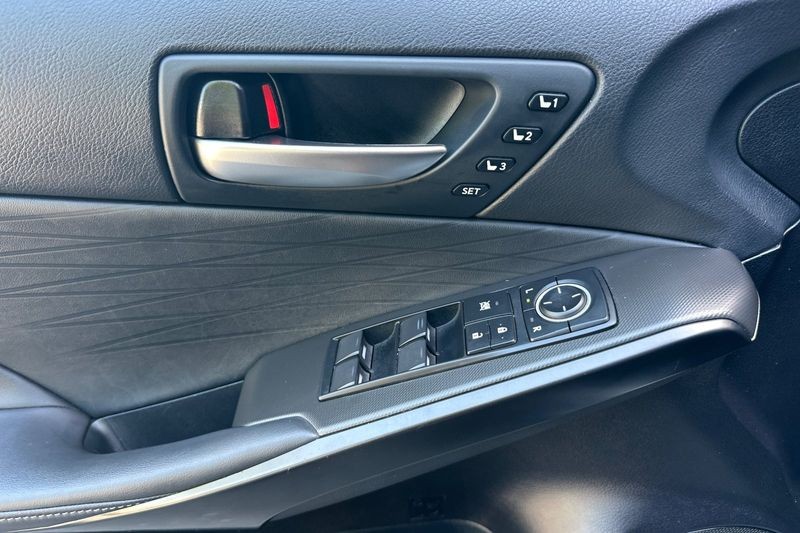 Lexus IS Vehicle Full-screen Gallery Image 11
