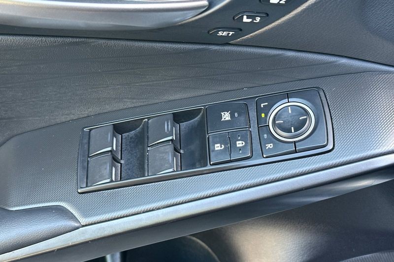 Lexus IS Vehicle Full-screen Gallery Image 12