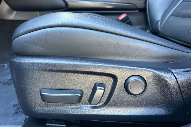 Lexus IS Vehicle Full-screen Gallery Image 13