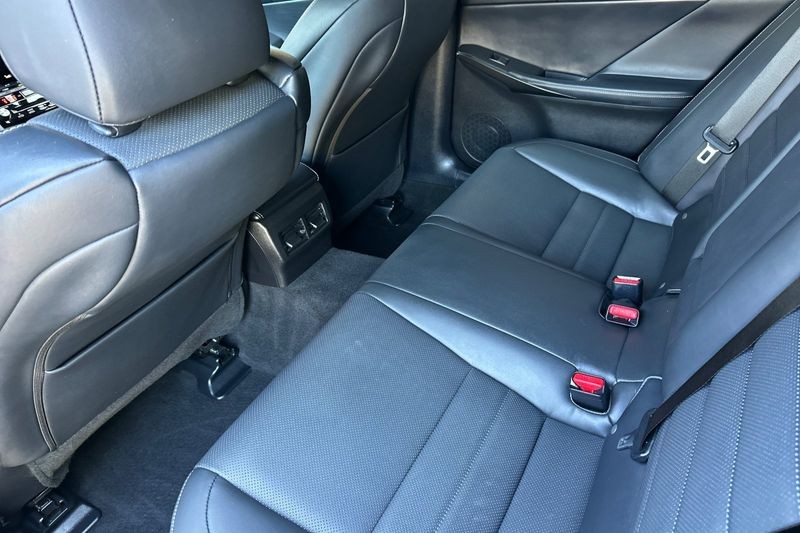 Lexus IS Vehicle Full-screen Gallery Image 14