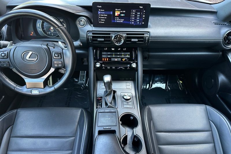 Lexus IS Vehicle Full-screen Gallery Image 15