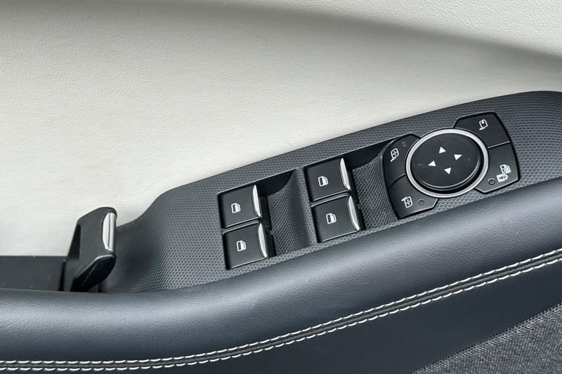 Ford Mustang Mach-E Vehicle Full-screen Gallery Image 11