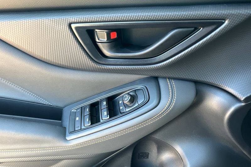 Subaru Forester Vehicle Full-screen Gallery Image 11