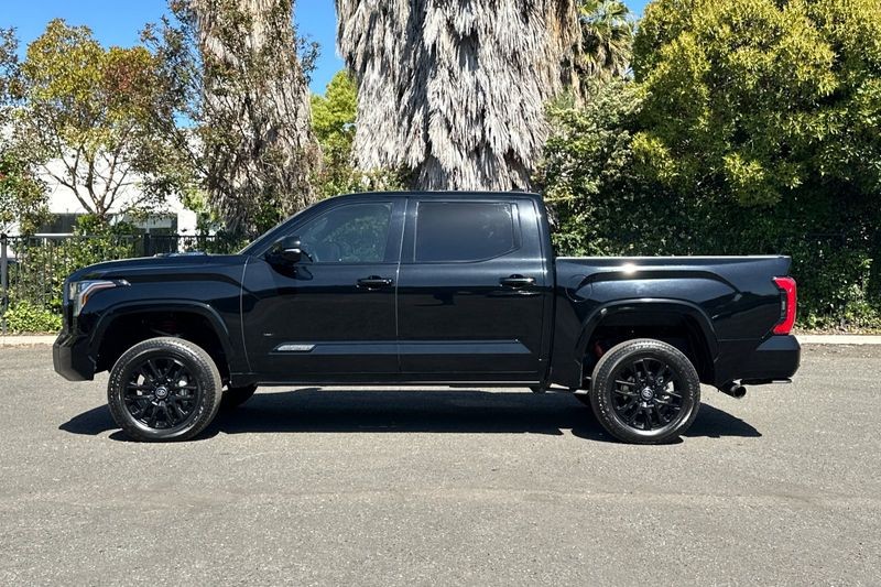 Toyota Tundra Hybrid Vehicle Full-screen Gallery Image 07