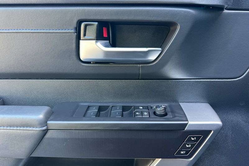 Toyota Tundra Hybrid Vehicle Full-screen Gallery Image 11