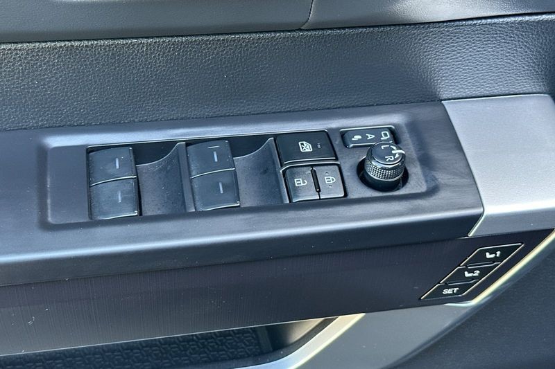 Toyota Tundra Hybrid Vehicle Full-screen Gallery Image 12