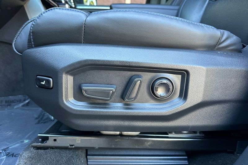 Toyota Tundra Hybrid Vehicle Full-screen Gallery Image 13