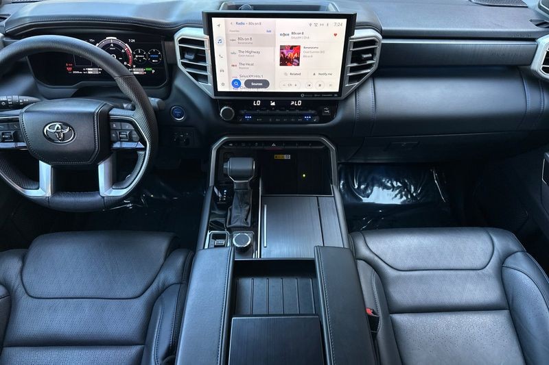 Toyota Tundra Hybrid Vehicle Full-screen Gallery Image 15