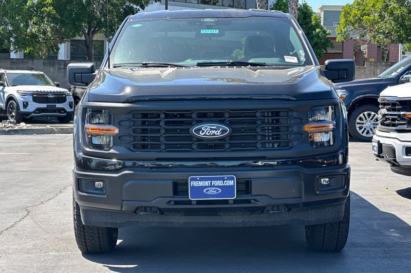 Ford F-150 Vehicle Full-screen Gallery Image 08