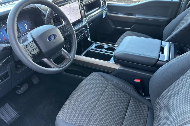Ford F-150 Vehicle Full-screen Gallery Image 09