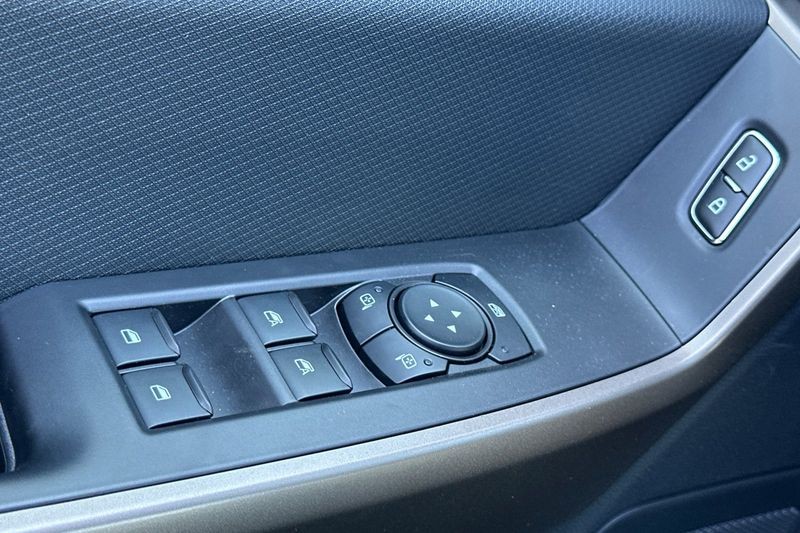 Ford F-150 Vehicle Full-screen Gallery Image 11