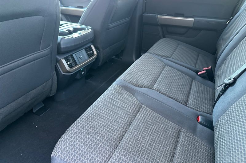 Ford F-150 Vehicle Full-screen Gallery Image 12