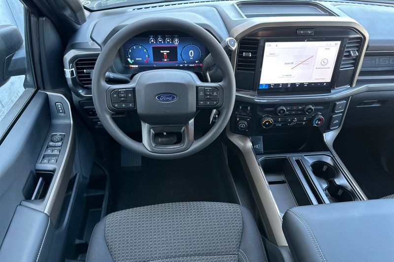 Ford F-150 Vehicle Full-screen Gallery Image 15