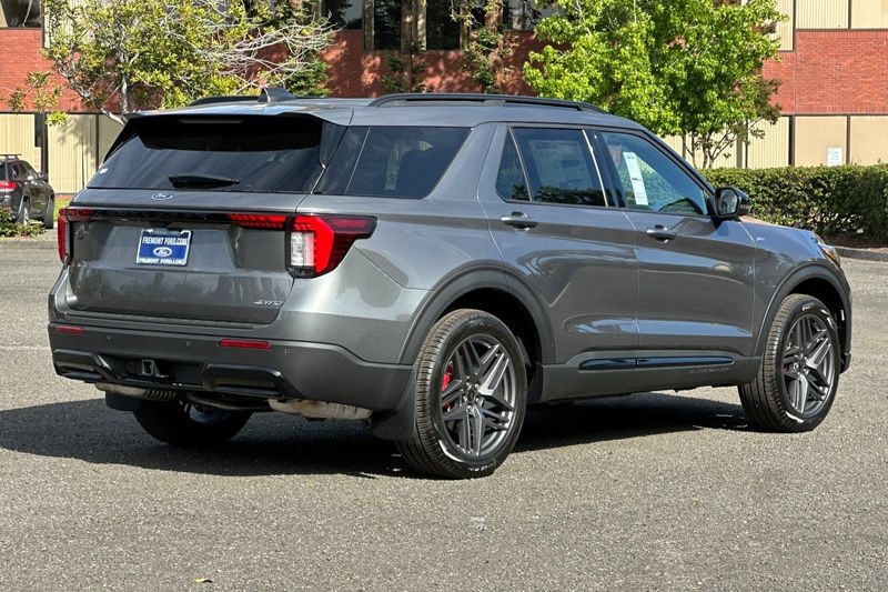 Ford Explorer Vehicle Full-screen Gallery Image 03