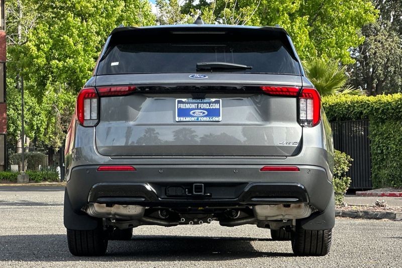 Ford Explorer Vehicle Full-screen Gallery Image 04