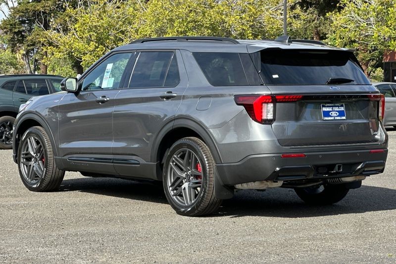 Ford Explorer Vehicle Full-screen Gallery Image 05