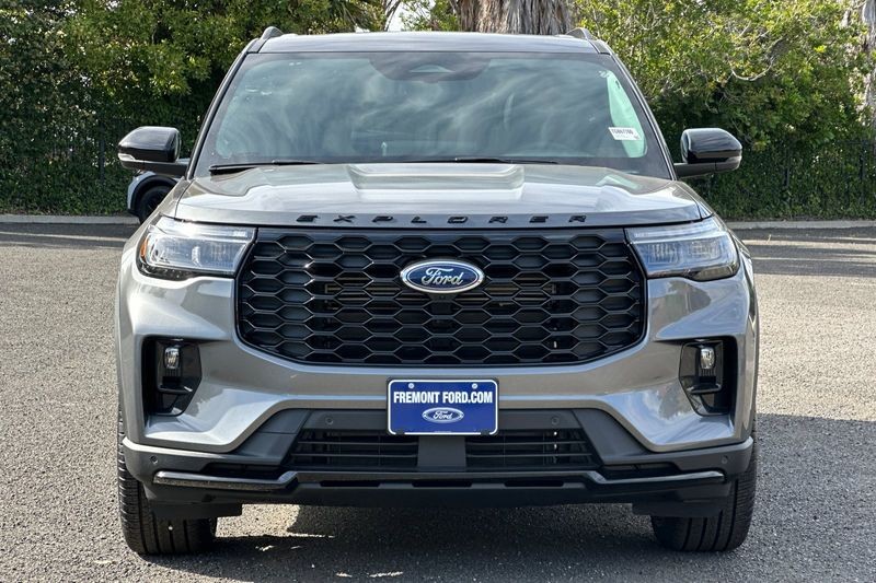 Ford Explorer Vehicle Full-screen Gallery Image 08
