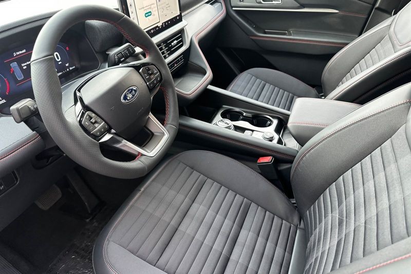 Ford Explorer Vehicle Full-screen Gallery Image 09