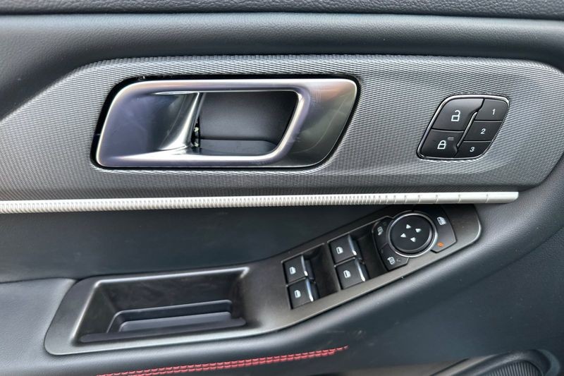 Ford Explorer Vehicle Full-screen Gallery Image 10