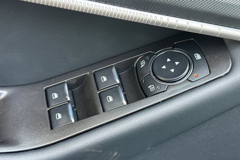 Ford Explorer Vehicle Full-screen Gallery Image 11