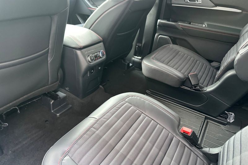Ford Explorer Vehicle Full-screen Gallery Image 12