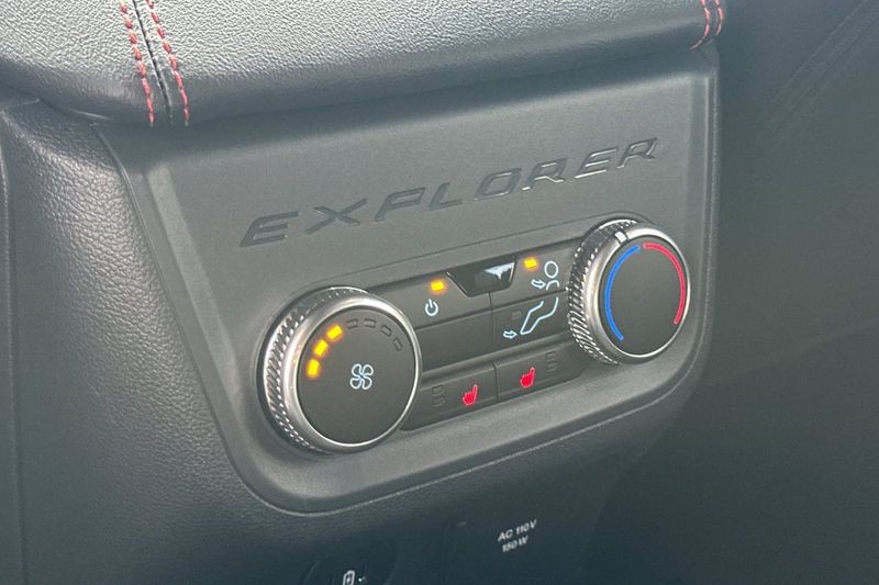 Ford Explorer Vehicle Full-screen Gallery Image 13