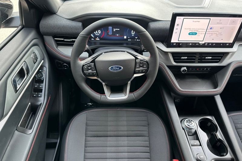 Ford Explorer Vehicle Full-screen Gallery Image 15