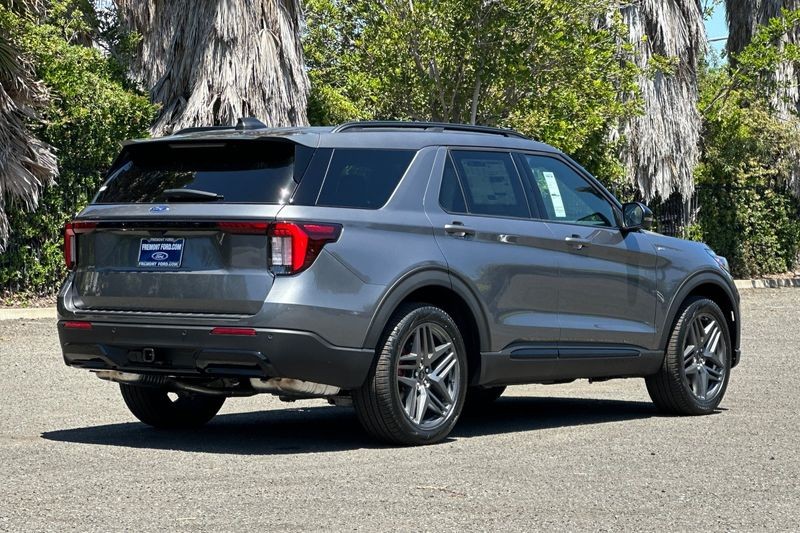 Ford Explorer Vehicle Full-screen Gallery Image 03