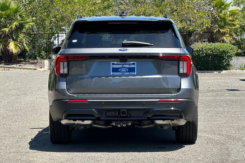 Ford Explorer Vehicle Full-screen Gallery Image 04
